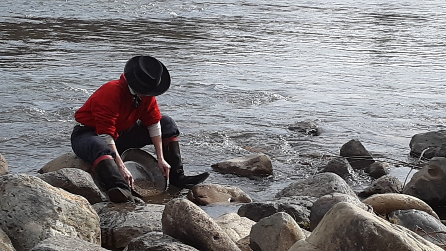 All You Need to Know About Panning for Gold in the American River 